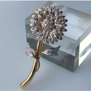 18k Vintage Art Deco 1.5 ct Diamond Flower Brooch Size: 2.25"x 1" 18k Diamond